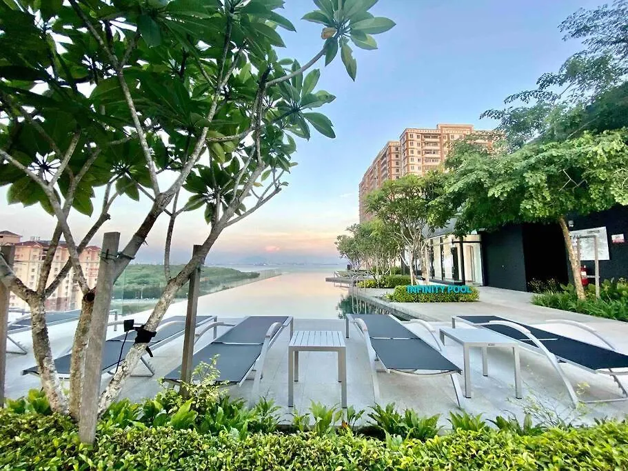 Jelutong Urban Suites #High Floor View #Infinity Pool #Georgetown #4Pax #2Br 2Bath #2 Queen #Quality Well Maintained #Private Host 0*,  מלזיה