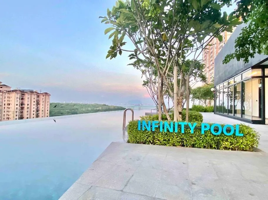 Jelutong Urban Suites #High Floor View #Infinity Pool #Georgetown #4Pax #2Br 2Bath #2 Queen #Quality Well Maintained #Private Host דירה